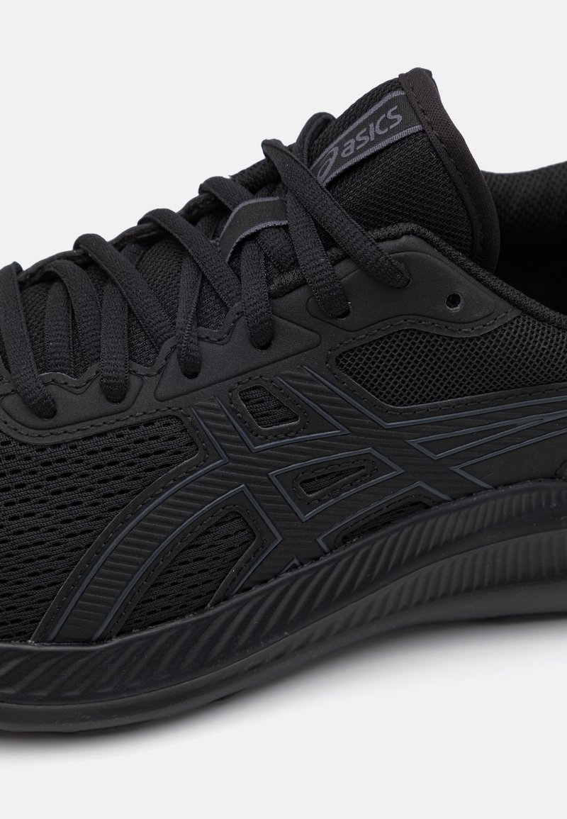 Schwarzer Sportschuh mit einem Obermaterial aus Mesh und synthetischen Überzügen, strukturiertem Sohlenprofil und einfarbigen Details an der Außenseite.