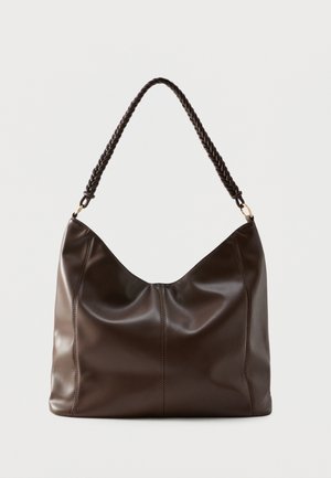 Geantă de umăr din piele maro închis, cu mâner împletit și cusături vizibile în partea din față.