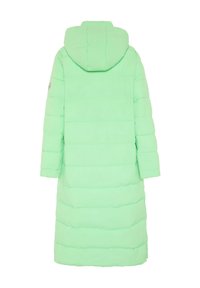 Langer Steppmantel in Minzgrün mit horizontalen Nähten, Kapuze und Logo-Detail auf dem Ärmel. Glatte, gepolsterte Oberfläche.