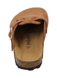 Zapato marrón de ante sin cordones con suela de corcho, que presenta un acento de hebilla plateada y una plantilla acolchada. Marca visible en el interior.