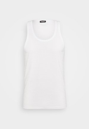 Débardeur blanc avec un décolleté rond, arborant un motif de logo en relief répété, réalisé dans un tissu texturé.
