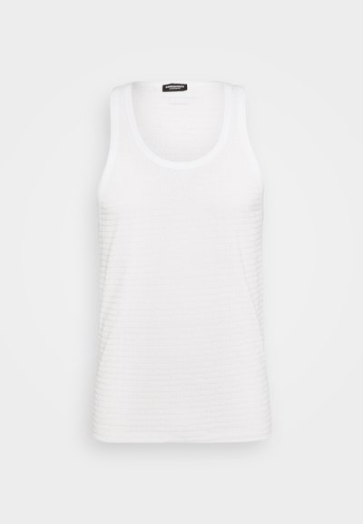 Débardeur blanc avec un décolleté rond, arborant un motif de logo en relief répété, réalisé dans un tissu texturé.