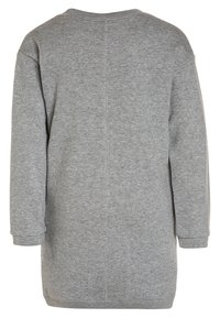 Harmaa college-paita, jossa on pitkät hihat, pyöreä kaula-aukko ja ribattuja hihansuita. Sisältää sileän puuvillasekoitekankaan, jossa on minimaalista ompeludetailia.