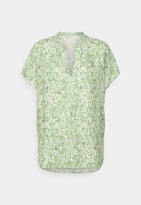 Blusa verde a maniche corte con scollatura a V, caratterizzata da un motivo di foglie in diverse tonalità di verde e marrone su uno sfondo chiaro. Tessuto morbido.