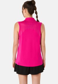 Top sportivo senza maniche di un vivace rosa, con colletto alto e pannello in rete sulla schiena. Design leggero e aderente per l'abbigliamento attivo.