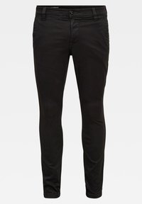 Zwarte slim-fit broek van zacht materiaal, met voorzakken, een knoopsluiting en een gladde textuur, in een klassiek ontwerp.