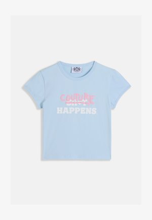 Top crop azul claro de mangas curtas com "COUTURE" em texto estilo grafite rosa sobre o slogan branco "SHIT HAPPENS".