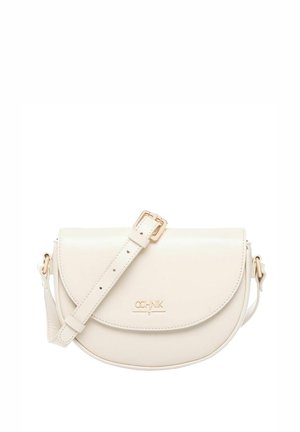 Kremowa skórzana torba listonoszka w kształcie półksiężyca z regulowanym paskiem oraz złotym klamrą i logo na klapie.