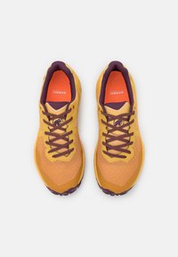 Mammut SERTIG II LOW GORE TEX WOMEN - Sapatos de caminhada - golden/grape