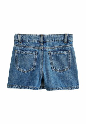 Pantalones cortos de mezclilla en azul claro con un dobladillo deshilachado. Cuenta con dos bolsillos traseros y una cinturilla clásica con pasadores para cinturón. Costuras delanteras y traseras visibles.