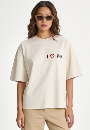 Mira Paris, I LOVE YOU EMBROIDERY OVERSIZED BOXY TEE 26 UNISEX - T-shirt imprimé - natural raw