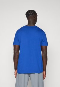 T-shirt in cotone blu royal con scollo rotondo e maniche corte. Tessuto liscio, vestibilità standard e orlo dritto.