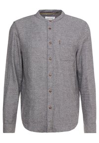 Camisa gris de botones con cuello mao, con botones de madera y un bolsillo en el pecho, hecha de un tejido texturizado con un sutil patrón.