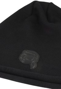 Berretto a maglia nero con orlo ripiegato e una patch logo nera testurizzata che ritrae un personaggio con occhiali da sole. Materiale morbido.