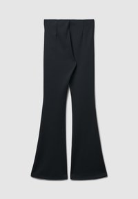 Pantaloni a campana neri realizzati in un tessuto morbido e elastico con una texture liscia e una vita rifinita, caratterizzati da pieghe sottili nella parte anteriore.