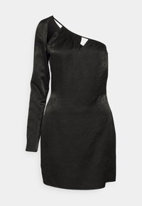 Vestido preto com um design de um ombro, manga longa, tecido texturizado e um pequeno recorte abaixo do decote. Comprimento curto.