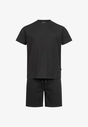 Svart bomulls-T-skjorte med rund hals og korte ermer, kombinert med matchende shorts med elastisk midjebånd og snøring.