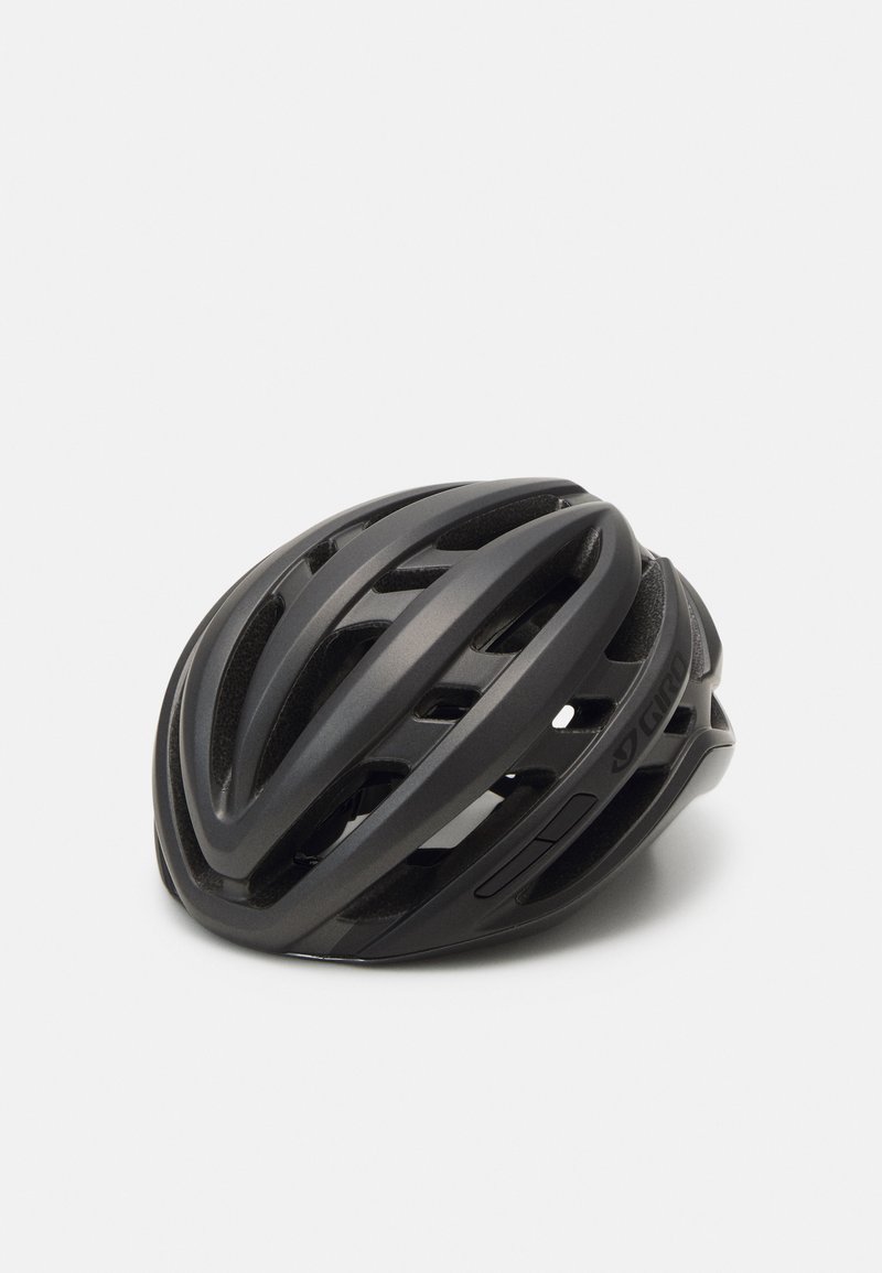 Schwarzer Fahrradhelm mit aerodynamischem Design, ausgestattet mit mehreren Belüftungsöffnungen und einer glatten matten Oberfläche. Logo an der Seite sichtbar.