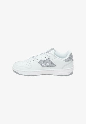 Hvite sneakers med et glatt lærøvre, grå mønstrete panel på siden, seks snøringøyer, og gummisåle med mønster.