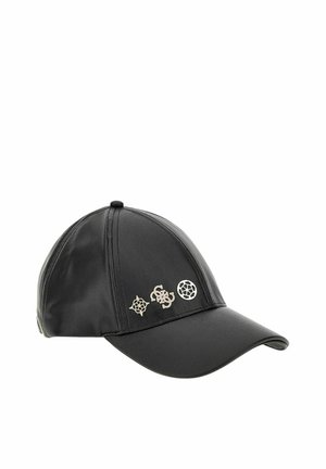 Casquette de baseball en cuir noir avec trois petites épingles métalliques décoratives argentées sur le côté au-dessus de la visière.