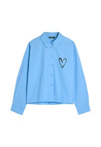 Niebieska koszula z długim rękawem, z kołnierzykiem i skróconym krojem. Na lewej piersi znajduje się czarny wzór serca. Gładki materiał.