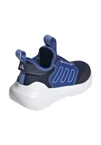 Zapatilla deportiva azul marino sin cordones, con suela blanca acolchada, parte superior de malla, tres rayas laterales, y lengüetas de agarre en el talón y la lengua.