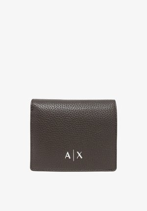 Portafoglio in pelle marrone con texture e design a pieghetta. Presenta un logo bianco prominente "A|X" sul davanti. Forma compatta e rettangolare.