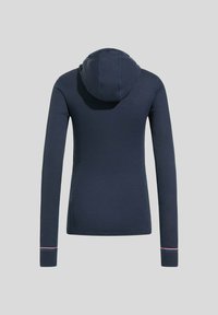 Navy Kapuzenpullover mit langen Ärmeln, der eine glatte Textur, eine figurbetonte Form und kontrastierende rot-weiße Akzente an den Bündchen aufweist.