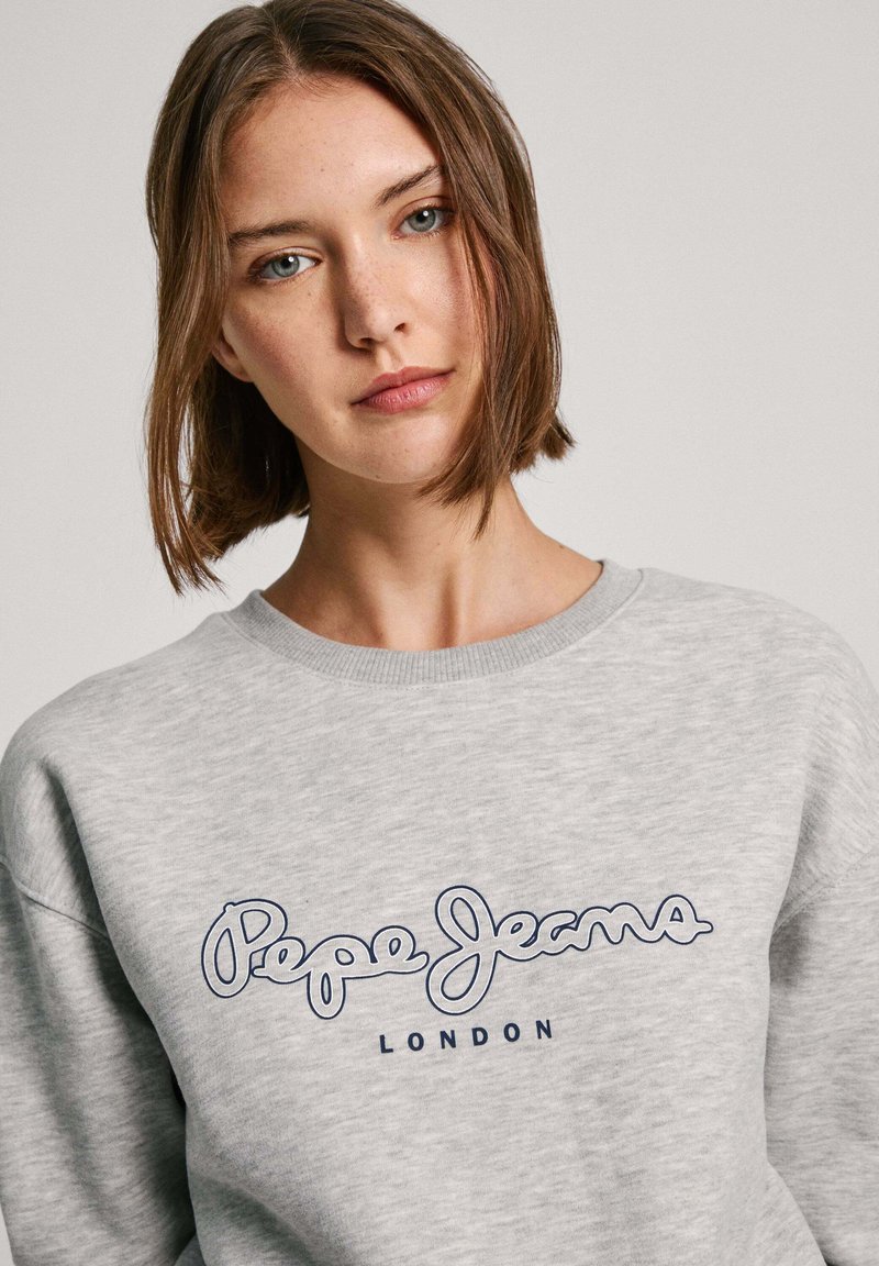 Grauer Sweatshirt mit geripptem Halsauschnitt, mit einem blauen "Pepe Jeans London"-Logo. Weiche Textur und lässiges Design. Keine sichtbaren Muster.