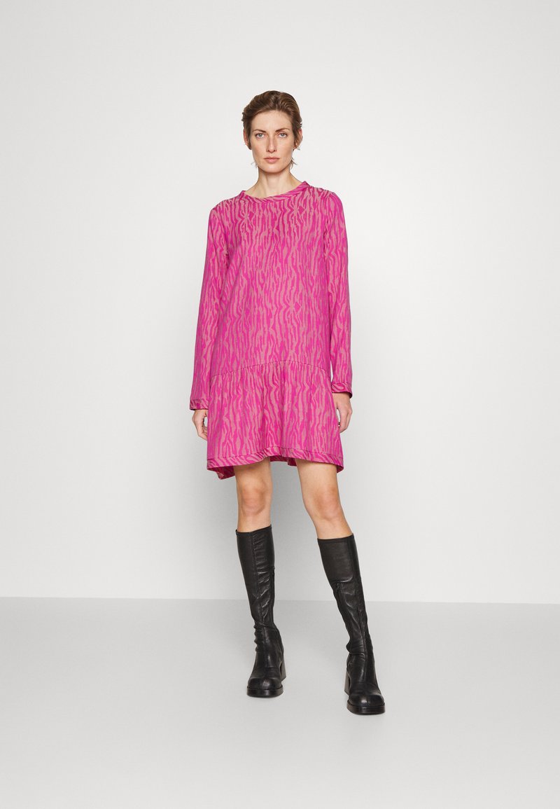 SUMMERY Copenhagen DRESS Freizeitkleid rasberry/pink Zalando.de