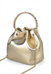 Metallisch goldene Bucket Bag mit abgerundetem oberen Ende, Kettenhenkel, Kordelzugverschluss und abnehmbarem goldenen Kettenriemen. Glatte Textur.