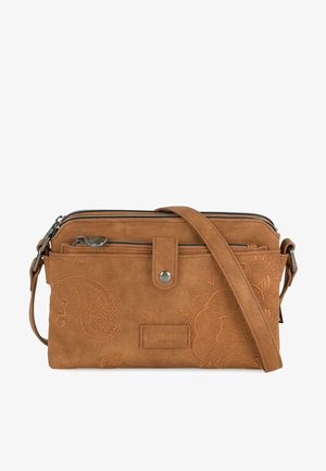 Bolso cruzado de ante color marrón con un diseño en relieve de paisley, doble cremallera y correa ajustable. Presenta un cierre de botón a presión y un parche con el logo.