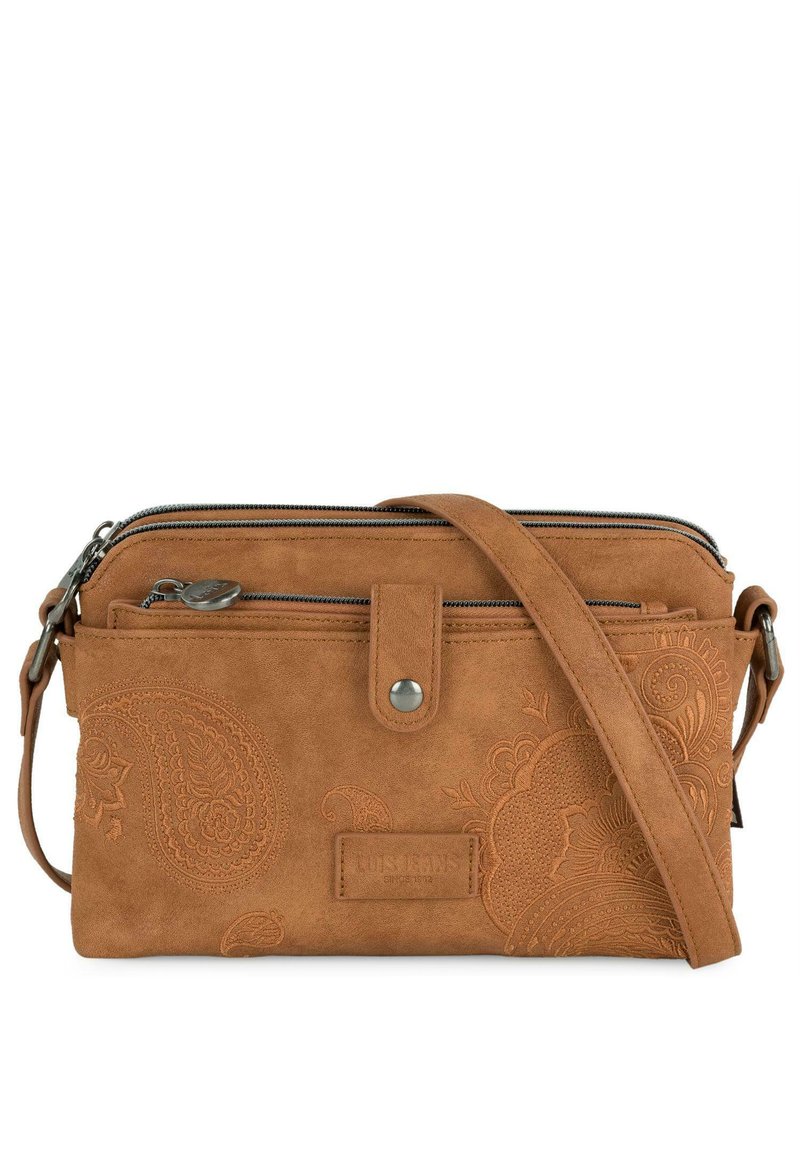 Bolso cruzado de ante color marrón con un diseño en relieve de paisley, doble cremallera y correa ajustable. Presenta un cierre de botón a presión y un parche con el logo.