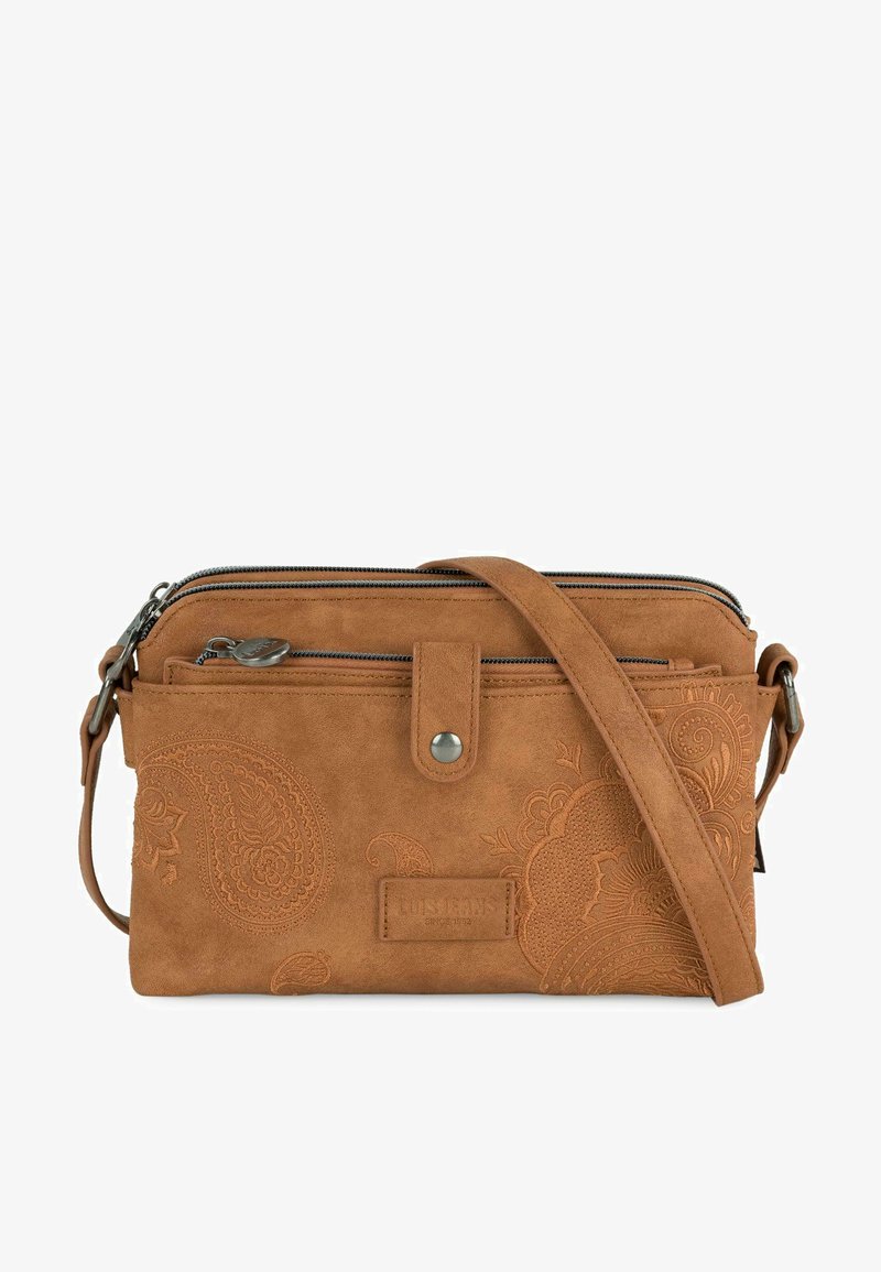 Bolso cruzado de ante color marrón con un diseño en relieve de paisley, doble cremallera y correa ajustable. Presenta un cierre de botón a presión y un parche con el logo.