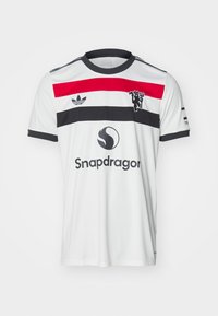 Maglia sportiva bianca con strisce orizzontali rosse e nere, colletto nero, logo Adidas e marchio "Snapdragon" sul frontale.