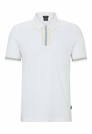 Vit polotröja med klassisk krage, knappslå och gula och grå accentremsor på kragen och ärmarna.