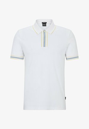 Vit polotröja med klassisk krage, knappslå och gula och grå accentremsor på kragen och ärmarna.