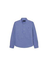 Camisa de manga larga azul claro con cuello mao, botones en la parte delantera y un sutil logo bordado en el lado izquierdo del pecho.