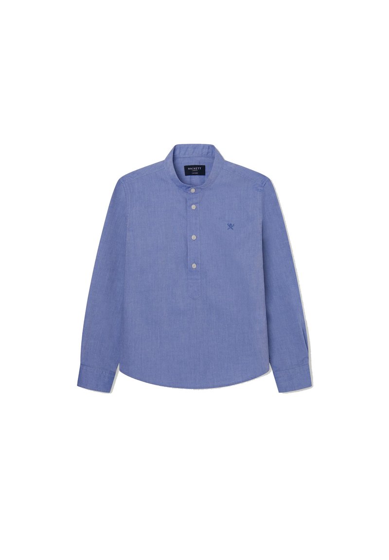 Camisa de manga larga azul claro con cuello mao, botones en la parte delantera y un sutil logo bordado en el lado izquierdo del pecho.