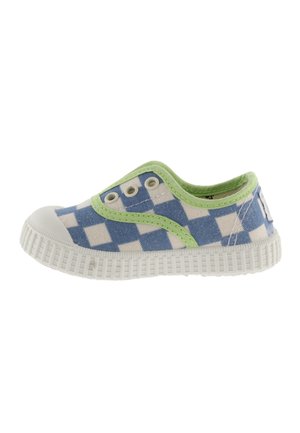 Baskets en toile bleu et blanc à carreaux avec des accents verts, semelle en caoutchouc blanche et œillets décoratifs, avec un design de bout rond.