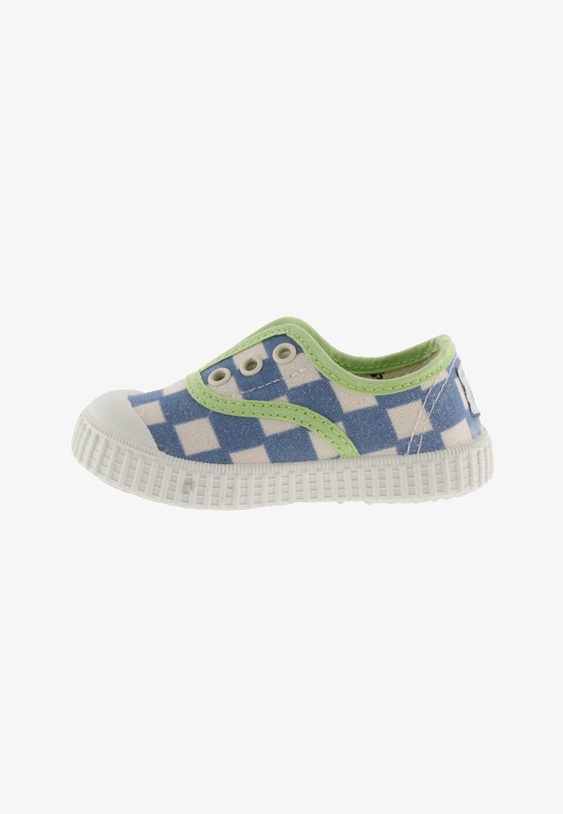 Baskets en toile bleu et blanc à carreaux avec des accents verts, semelle en caoutchouc blanche et œillets décoratifs, avec un design de bout rond.