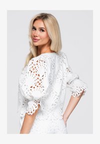 Non sélectionné, white