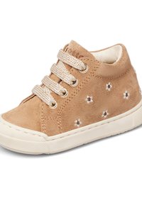 Jasnobrązowe zamszowe sneakersy dla małych dzieci, z kremowym haftem w kwiaty, kremową podeszwą i grubymi kremowymi sznurówkami.