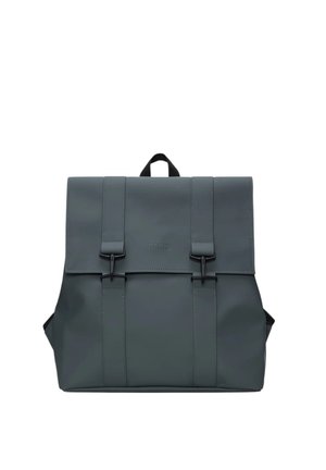 Zaino impermeabile grigio con design strutturato, dotato di due cinghie frontali, una maniglia superiore e un marchio discreto vicino alla parte inferiore.