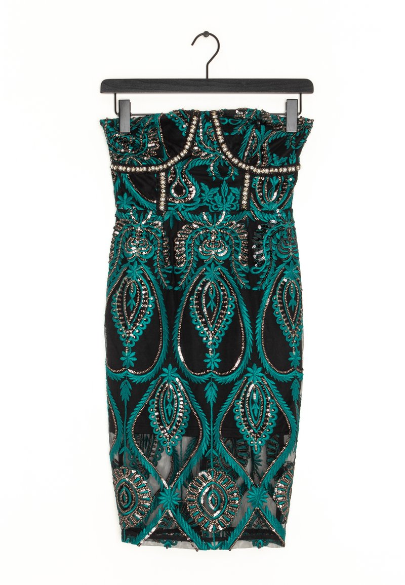 Robe noire bustier avec broderie florale et géométrique verte et ornements en perles argentées suspendue sur un cintre noir.