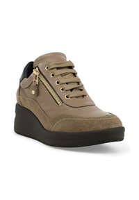 Sneaker in pelle e suede beige con suola a zeppa, dettagli in zip dorata, accenti neri e lacci; presenta superfici testurizzate e cuciture.