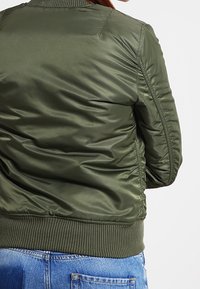 Alpha Industries Bomberjacka - olive