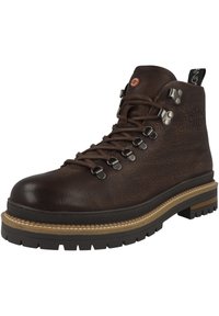 Hnědé kožené turistické boty s drsnou strukturou, kovovými háčky a šňůrkami. Silná gumová podrážka s kontrastním hnědým lemem a texturovaným podkladem.