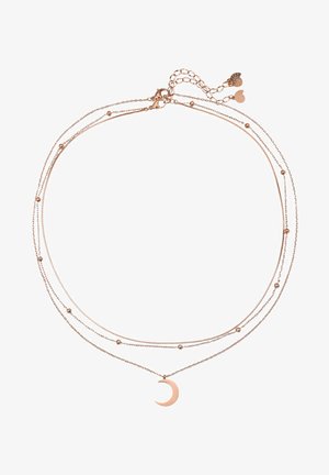 Collar en capas que presenta tres delicadas cadenas de oro rosa, con cuentas redondas y un colgante de luna creciente como detalle central.