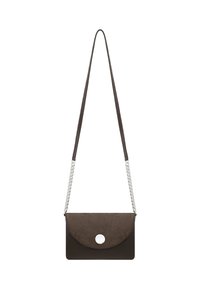 Bolso de mano de ante y cuero marrón con un broche circular plateado, que presenta una correa trenzada y un cierre de solapa.
